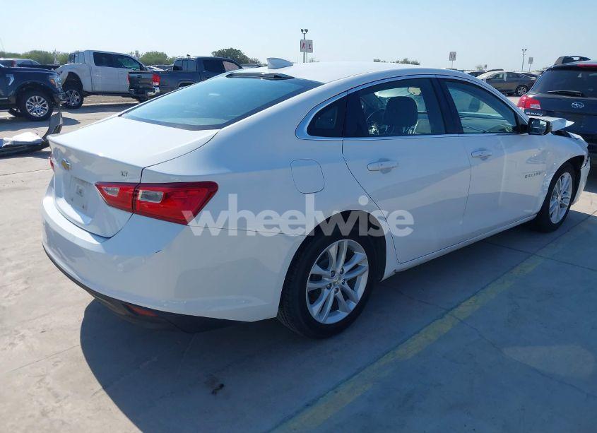 Photo 4 of 2018 Chevrolet Malibu LT (VIN 1G1ZD5ST2JF224488)