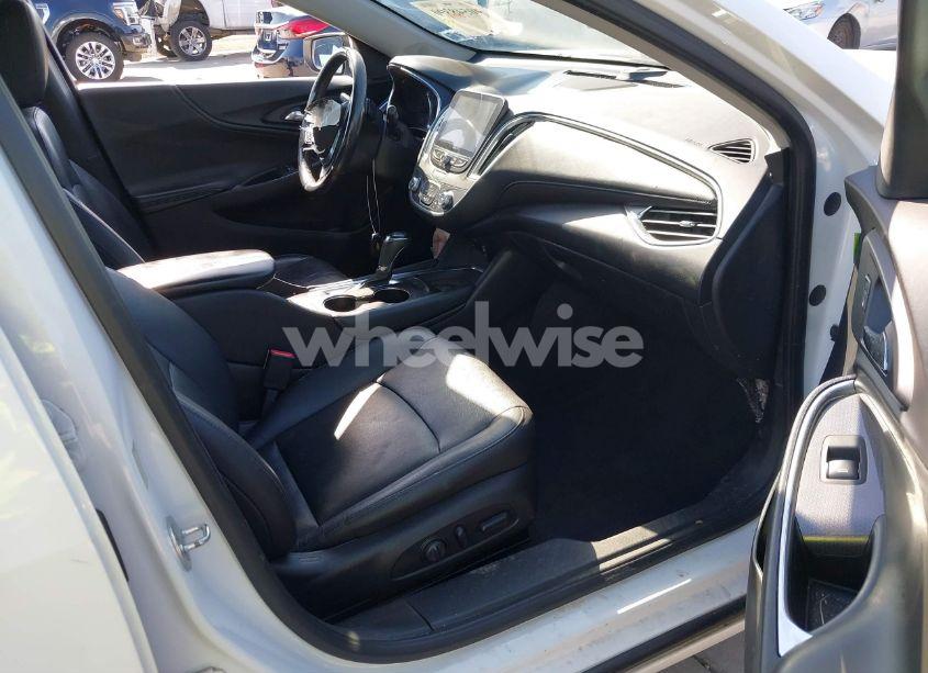 Photo 5 of 2018 Chevrolet Malibu LT (VIN 1G1ZD5ST2JF224488)