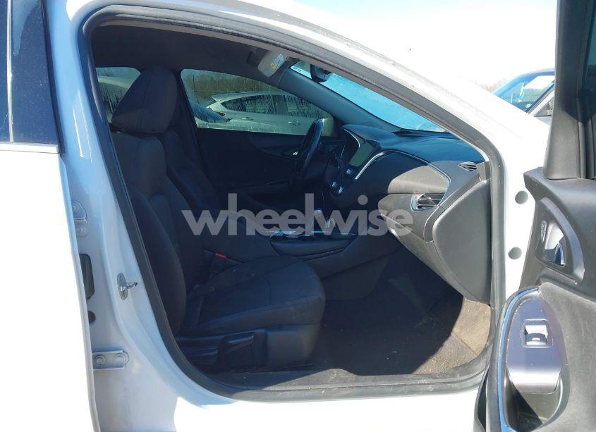 Photo 5 of 2018 Chevrolet Malibu LT (VIN 1G1ZD5ST2JF257183)