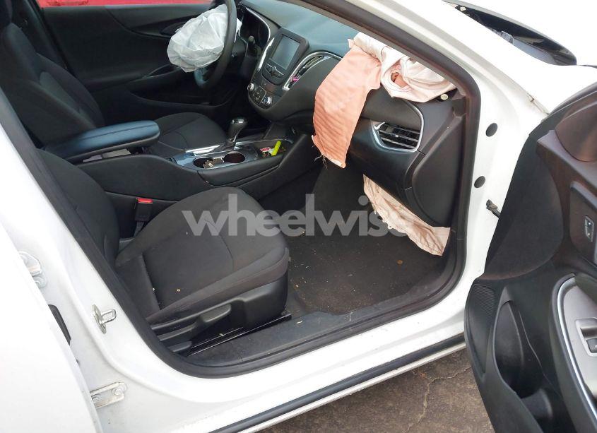 Photo 5 of 2018 Chevrolet Malibu LT (VIN 1G1ZD5ST2JF270743)