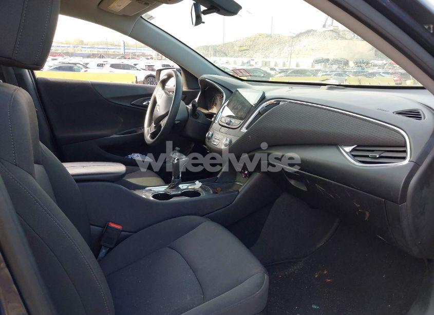 Photo 5 of 2019 Chevrolet Malibu LT (VIN 1G1ZD5ST2KF111934)