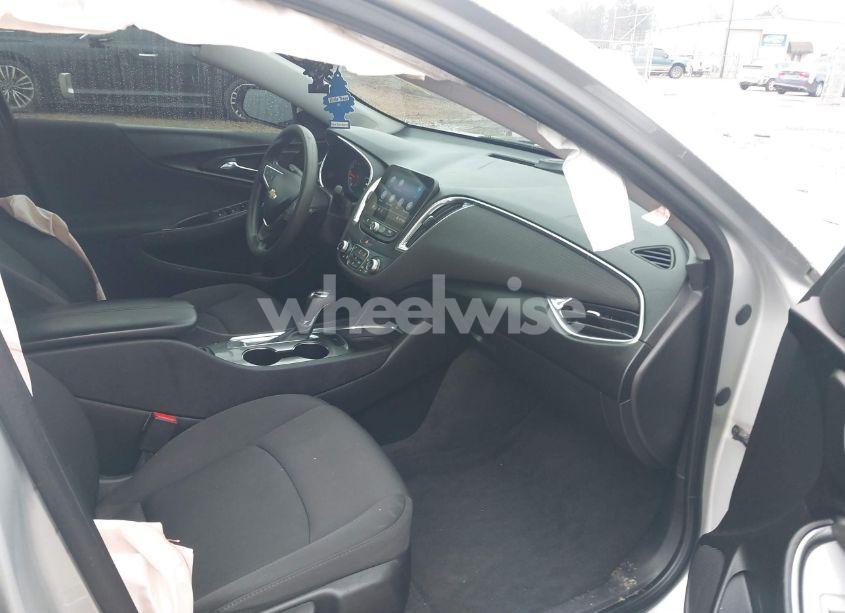 Photo 5 of 2019 Chevrolet Malibu LT (VIN 1G1ZD5ST2KF117622)