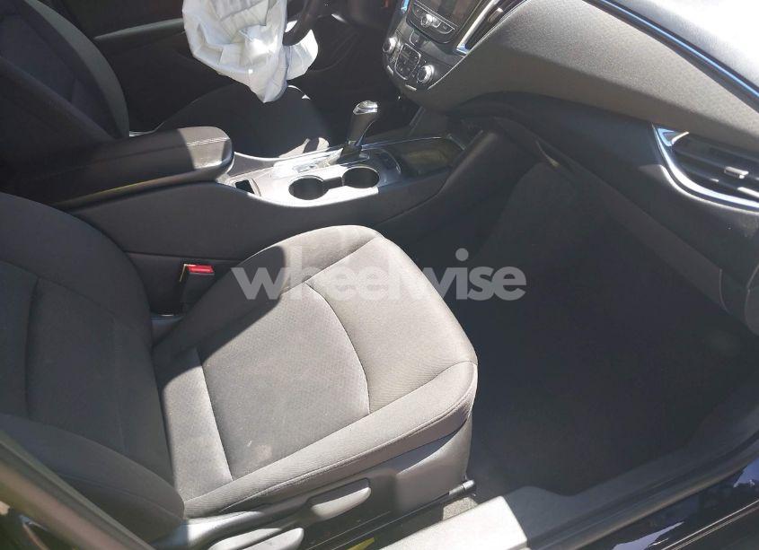 Photo 5 of 2019 Chevrolet Malibu LT (VIN 1G1ZD5ST2KF139135)