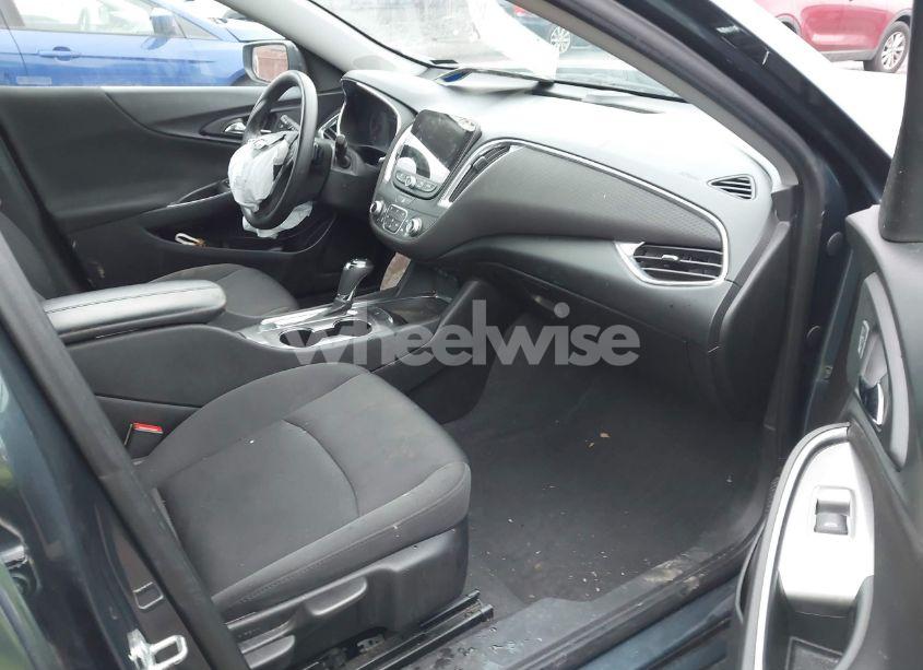 Photo 5 of 2019 Chevrolet Malibu LT (VIN 1G1ZD5ST2KF155142)