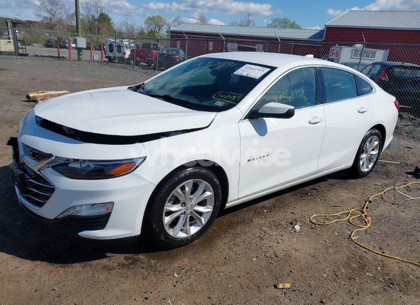 Photo 2 of 2019 Chevrolet Malibu LT (VIN 1G1ZD5ST2KF167095)