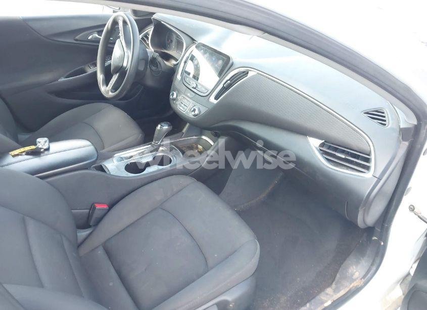 Photo 5 of 2019 Chevrolet Malibu LT (VIN 1G1ZD5ST2KF167095)