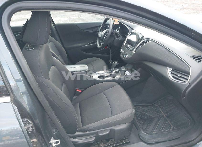 Photo 5 of 2019 Chevrolet Malibu LT (VIN 1G1ZD5ST2KF167985)