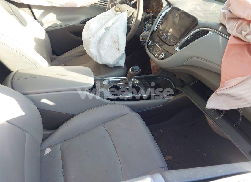 Photo 5 of 2019 Chevrolet Malibu LT (VIN 1G1ZD5ST2KF169896)