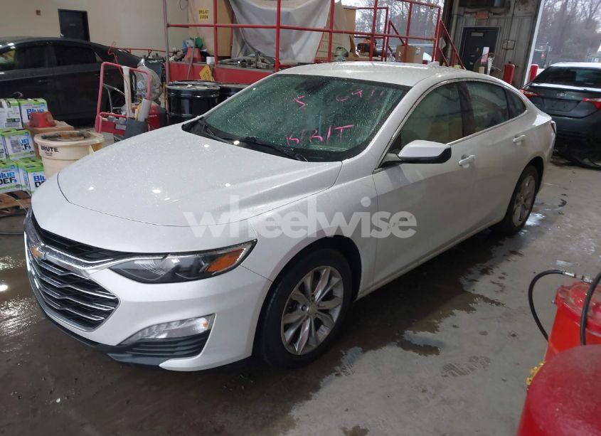 Photo 2 of 2019 Chevrolet Malibu LT (VIN 1G1ZD5ST2KF186911)