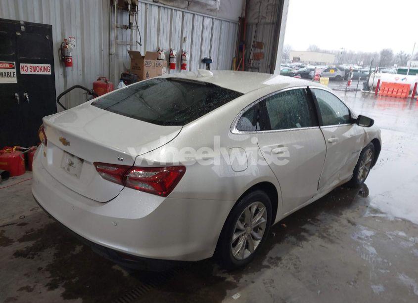 Photo 4 of 2019 Chevrolet Malibu LT (VIN 1G1ZD5ST2KF186911)