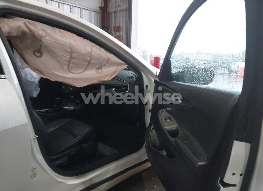 Photo 5 of 2019 Chevrolet Malibu LT (VIN 1G1ZD5ST2KF186911)