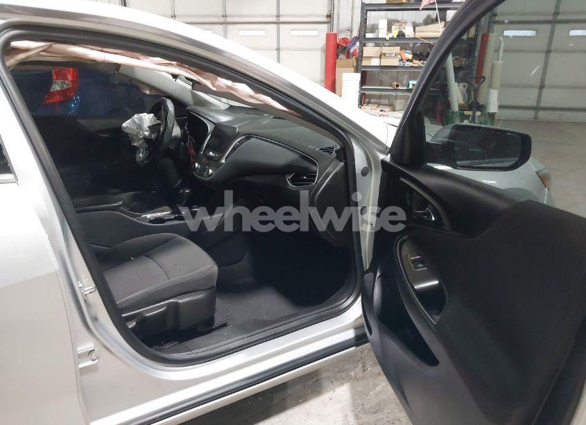 Photo 5 of 2019 Chevrolet Malibu LT (VIN 1G1ZD5ST2KF189212)