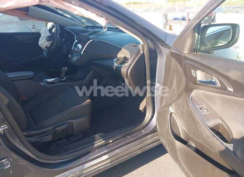 Photo 5 of 2020 Chevrolet Malibu FWD LT (VIN 1G1ZD5ST2LF009860)