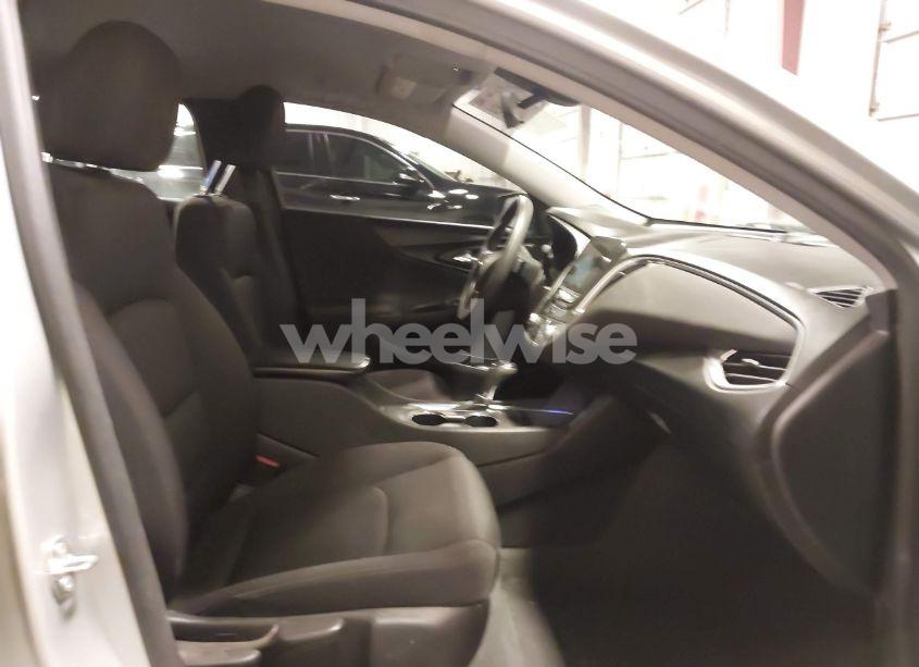 Photo 5 of 2020 Chevrolet Malibu FWD LT (VIN 1G1ZD5ST2LF050117)