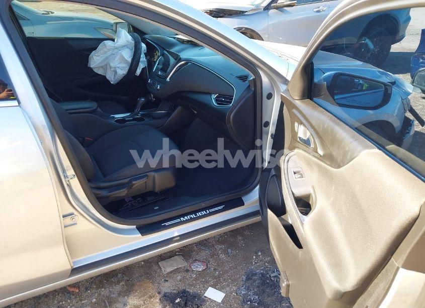 Photo 5 of 2020 Chevrolet Malibu FWD LT (VIN 1G1ZD5ST2LF063191)