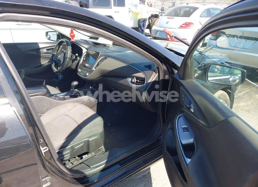 Photo 5 of 2020 Chevrolet Malibu FWD LT (VIN 1G1ZD5ST2LF102376)