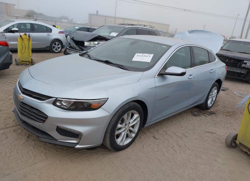 Photo 2 of 2018 Chevrolet Malibu LT (VIN 1G1ZD5ST3JF103663)
