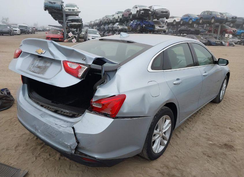 Photo 4 of 2018 Chevrolet Malibu LT (VIN 1G1ZD5ST3JF103663)