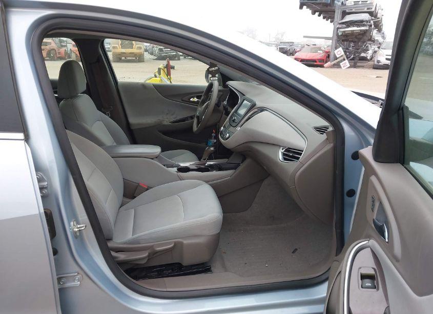 Photo 5 of 2018 Chevrolet Malibu LT (VIN 1G1ZD5ST3JF103663)