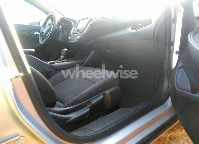 Photo 5 of 2018 Chevrolet Malibu LT (VIN 1G1ZD5ST3JF122052)