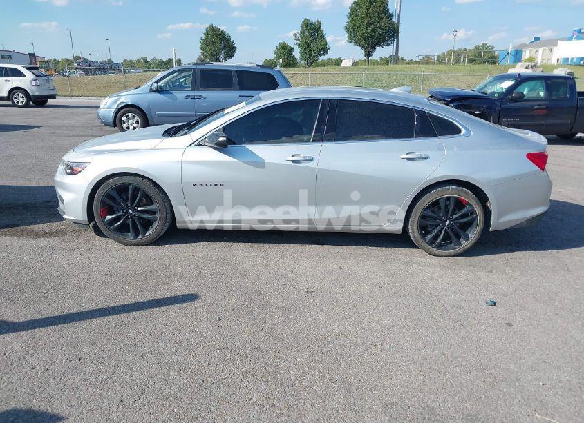 Photo 14 of 2018 Chevrolet Malibu LT (VIN 1G1ZD5ST3JF130393)