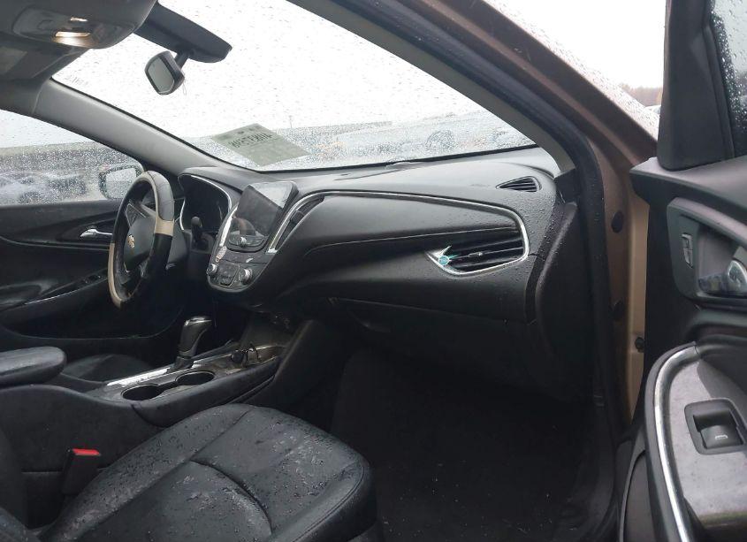 Photo 5 of 2018 Chevrolet Malibu LT (VIN 1G1ZD5ST3JF136680)