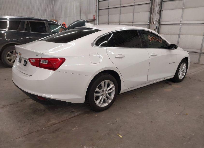 Photo 4 of 2018 Chevrolet Malibu LT (VIN 1G1ZD5ST3JF141880)