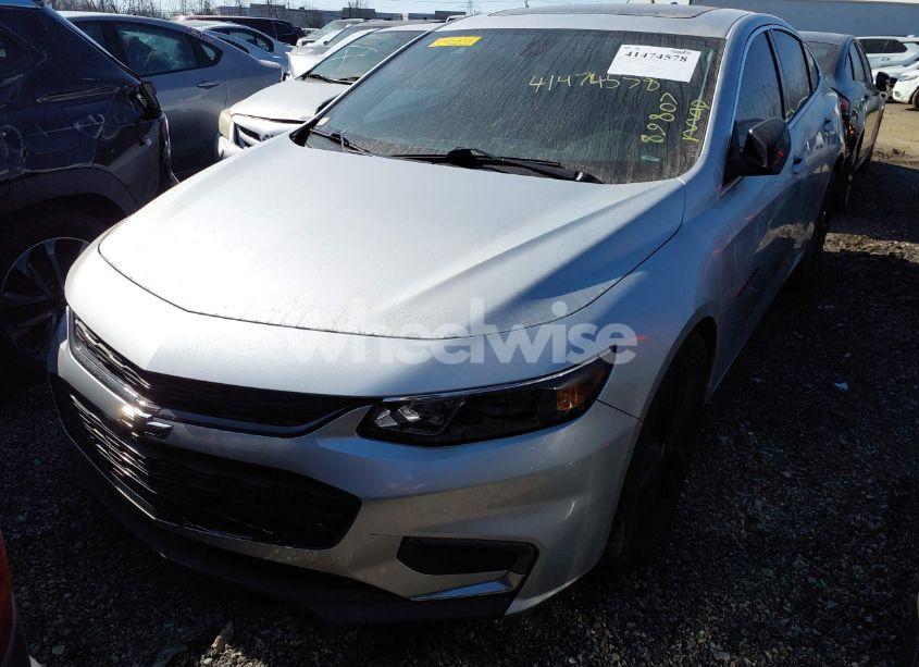 Photo 2 of 2018 Chevrolet Malibu LT (VIN 1G1ZD5ST3JF145346)
