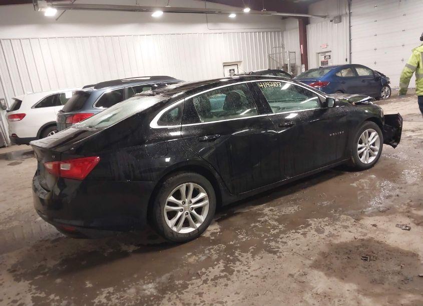 Photo 4 of 2018 Chevrolet Malibu LT (VIN 1G1ZD5ST3JF153091)