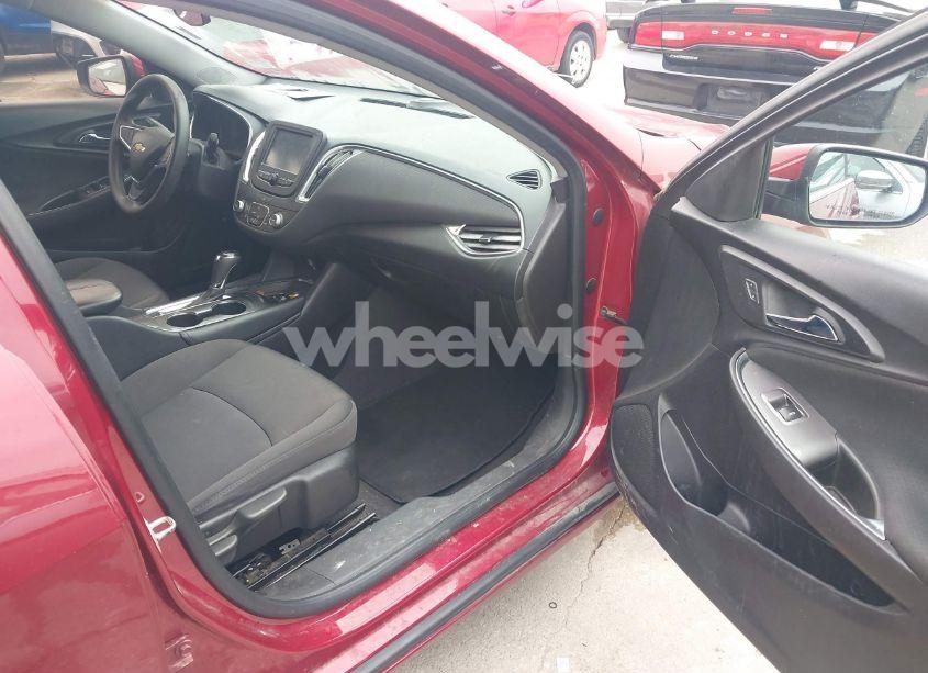 Photo 5 of 2018 Chevrolet Malibu LT (VIN 1G1ZD5ST3JF160056)