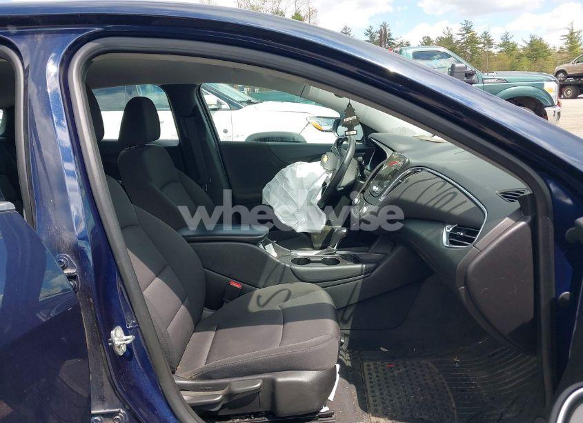 Photo 5 of 2018 Chevrolet Malibu LT (VIN 1G1ZD5ST3JF181523)