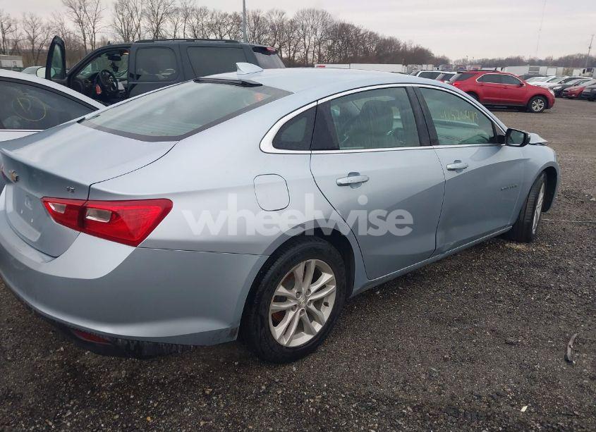 Photo 4 of 2018 Chevrolet Malibu LT (VIN 1G1ZD5ST3JF182011)