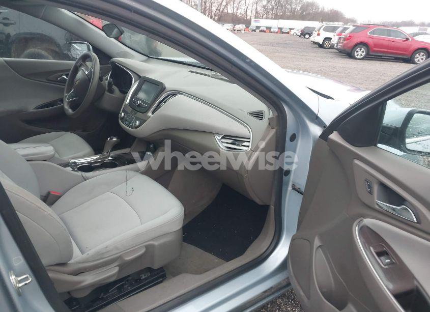 Photo 5 of 2018 Chevrolet Malibu LT (VIN 1G1ZD5ST3JF182011)