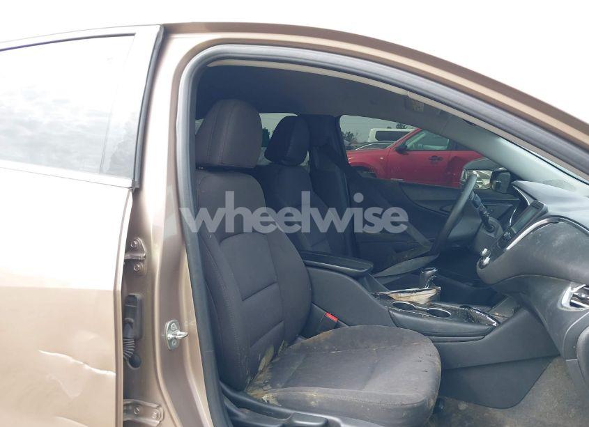 Photo 5 of 2018 Chevrolet Malibu LT (VIN 1G1ZD5ST3JF188360)