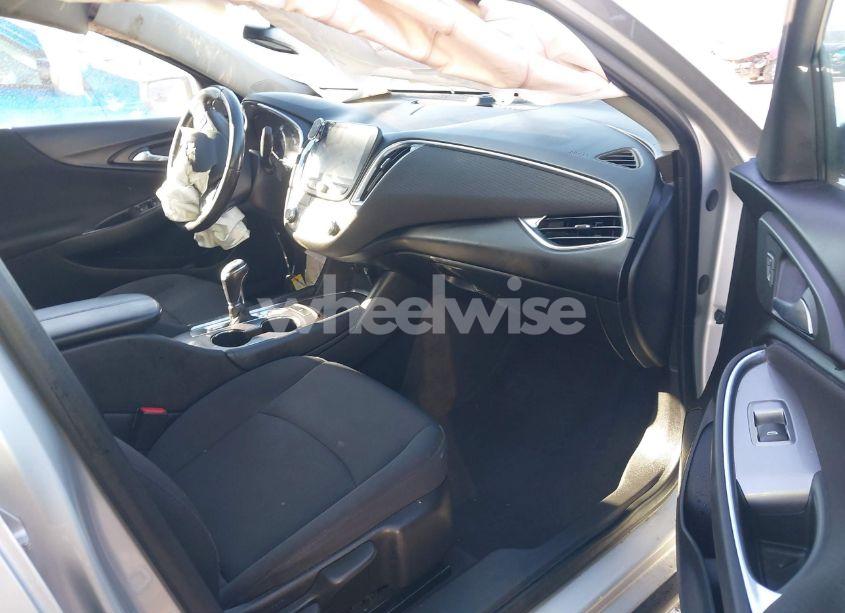 Photo 5 of 2018 Chevrolet Malibu LT (VIN 1G1ZD5ST3JF200782)