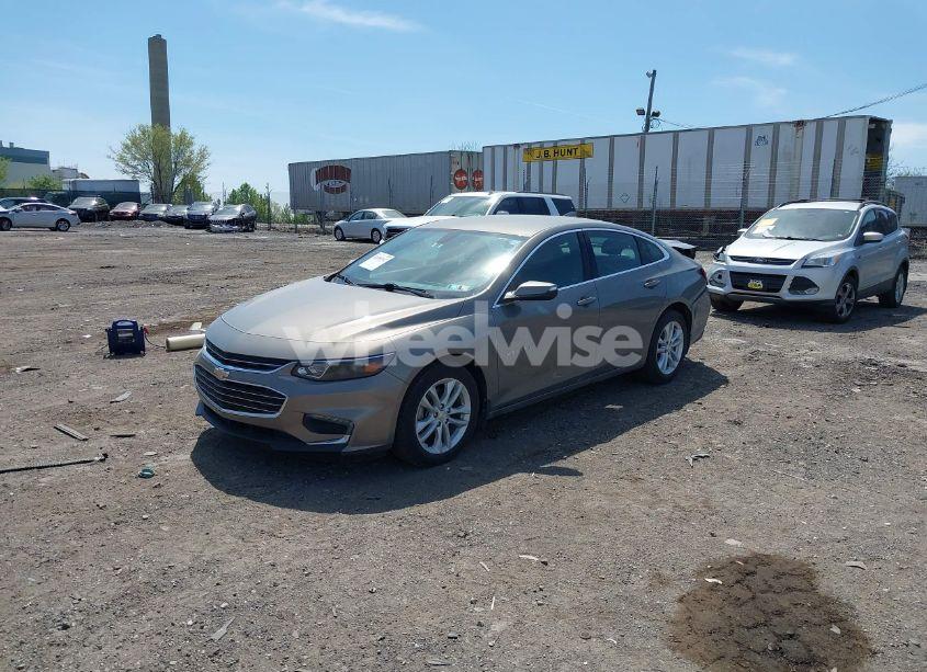 Photo 2 of 2018 Chevrolet Malibu LT (VIN 1G1ZD5ST3JF227142)