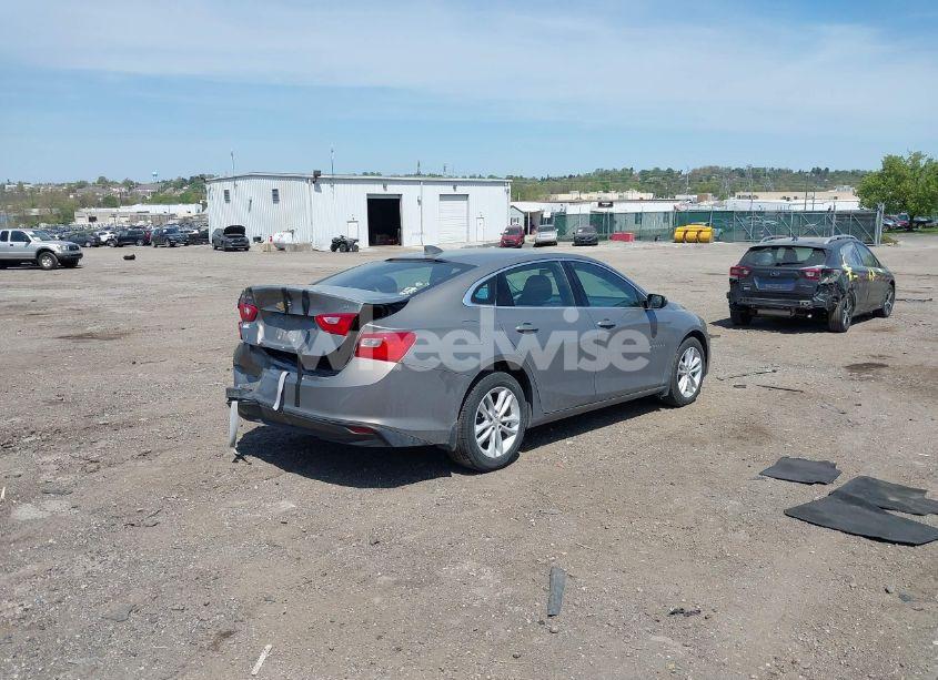 Photo 4 of 2018 Chevrolet Malibu LT (VIN 1G1ZD5ST3JF227142)
