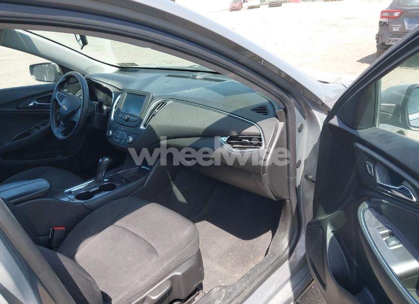 Photo 5 of 2018 Chevrolet Malibu LT (VIN 1G1ZD5ST3JF227142)