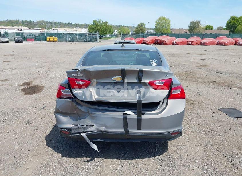 Photo 6 of 2018 Chevrolet Malibu LT (VIN 1G1ZD5ST3JF227142)