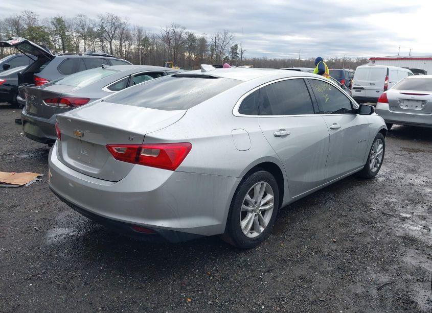 Photo 4 of 2018 Chevrolet Malibu LT (VIN 1G1ZD5ST3JF239159)