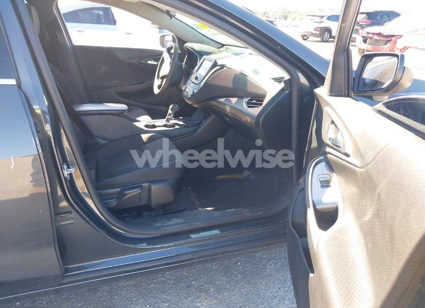 Photo 5 of 2018 Chevrolet Malibu LT (VIN 1G1ZD5ST3JF243762)