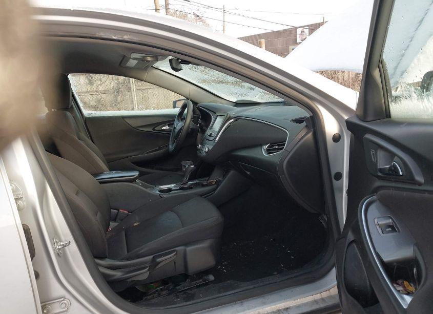 Photo 5 of 2018 Chevrolet Malibu LT (VIN 1G1ZD5ST3JF249996)