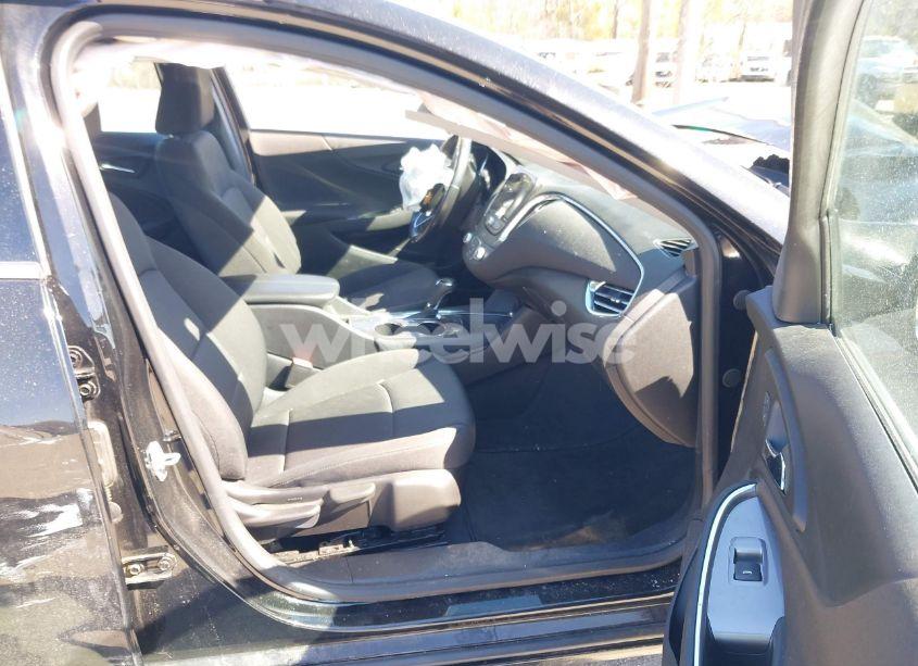 Photo 5 of 2018 Chevrolet Malibu LT (VIN 1G1ZD5ST3JF260870)