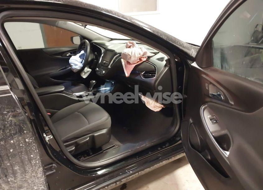 Photo 5 of 2018 Chevrolet Malibu LT (VIN 1G1ZD5ST3JF264434)