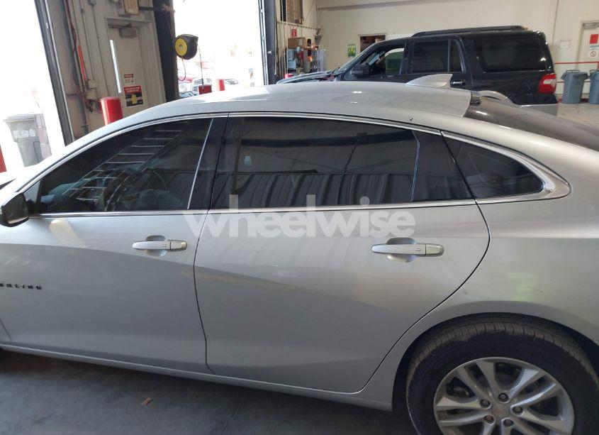 Photo 14 of 2018 Chevrolet Malibu LT (VIN 1G1ZD5ST3JF270105)