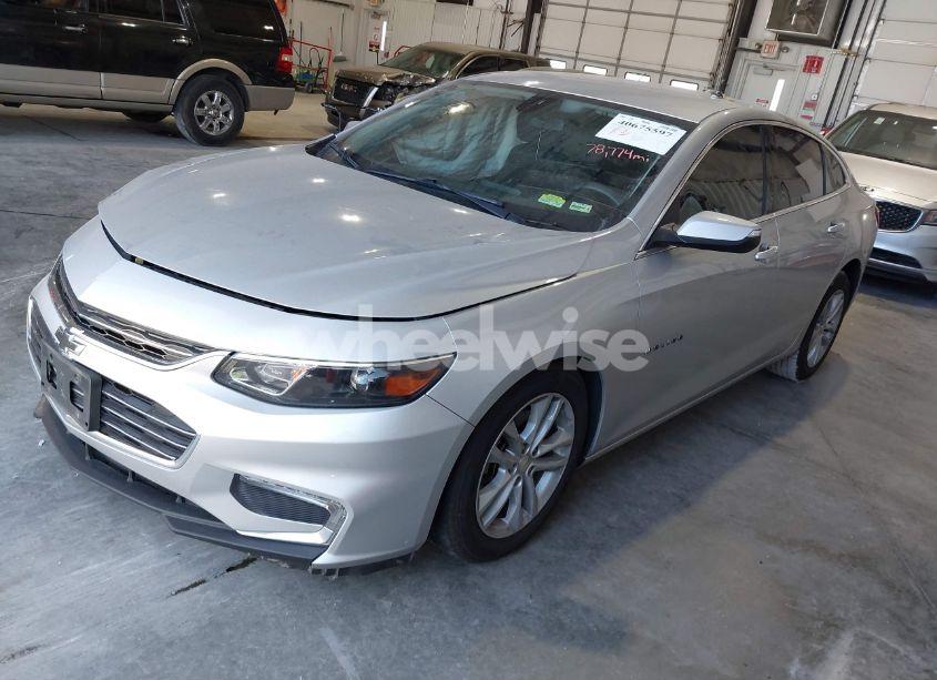 Photo 2 of 2018 Chevrolet Malibu LT (VIN 1G1ZD5ST3JF270105)