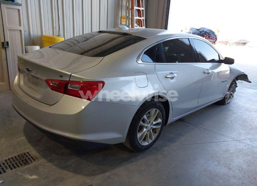 Photo 4 of 2018 Chevrolet Malibu LT (VIN 1G1ZD5ST3JF270105)