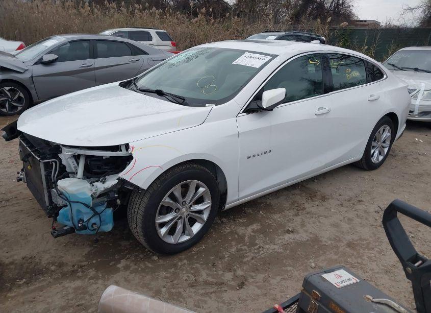 Photo 2 of 2019 Chevrolet Malibu LT (VIN 1G1ZD5ST3KF108377)