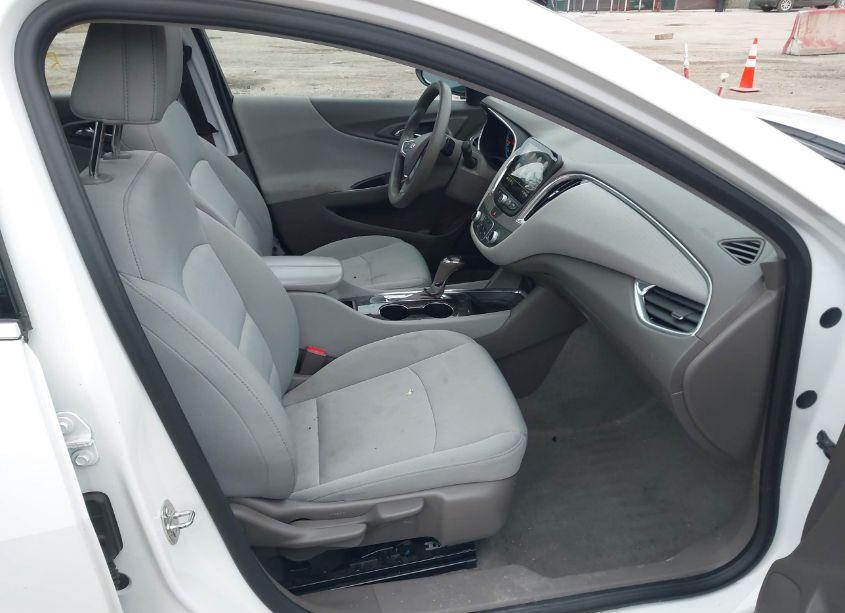 Photo 5 of 2019 Chevrolet Malibu LT (VIN 1G1ZD5ST3KF108377)