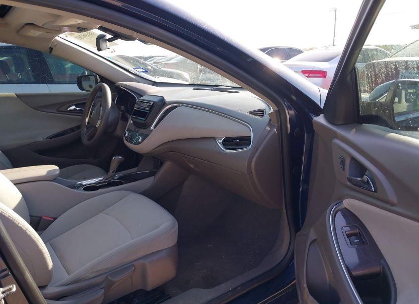 Photo 5 of 2019 Chevrolet Malibu LT (VIN 1G1ZD5ST3KF109738)